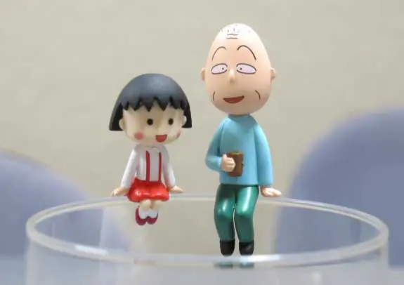 『ちびまる子』のまるちゃんにおじいちゃん　コップのふちにちょこん
