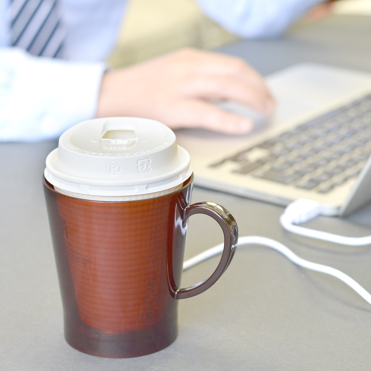 冷めたコーヒーとはおさらば！デスク用USB紙カップウォーマー誕生　缶コーヒーにも使えるって