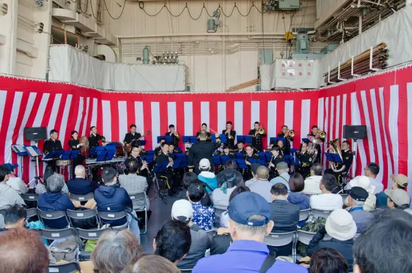 掃海母艦うらが格納庫で行われた佐世保音楽隊の演奏会