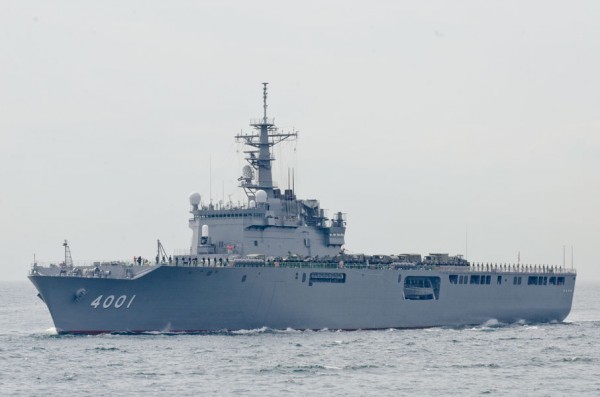 受閲第6群・輸送艦おおすみ（LST-4001）
