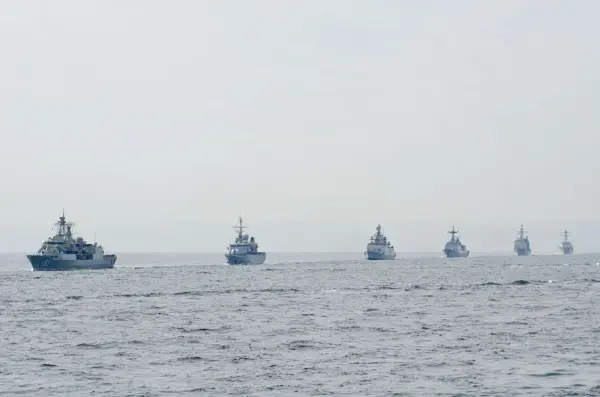 単縦陣で進む祝賀航行部隊（外国艦）
