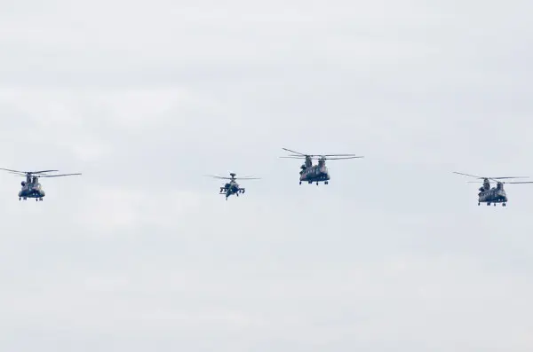 陸上自衛隊のCH-47JAとAH-64D