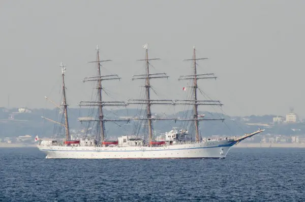 久里浜港に向かう日本丸