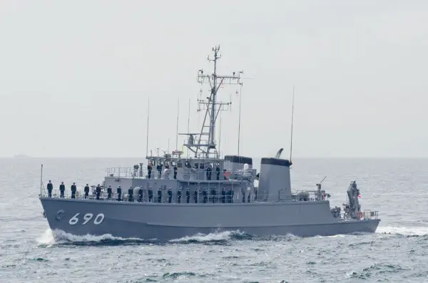 受閲第5群・掃海艇みやじま（MSC-690）