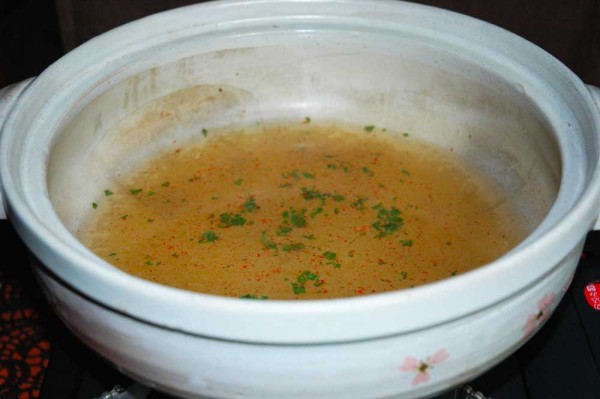 鍋にどん兵衛の粉スープと七味とお湯を入れて中火にまずかける