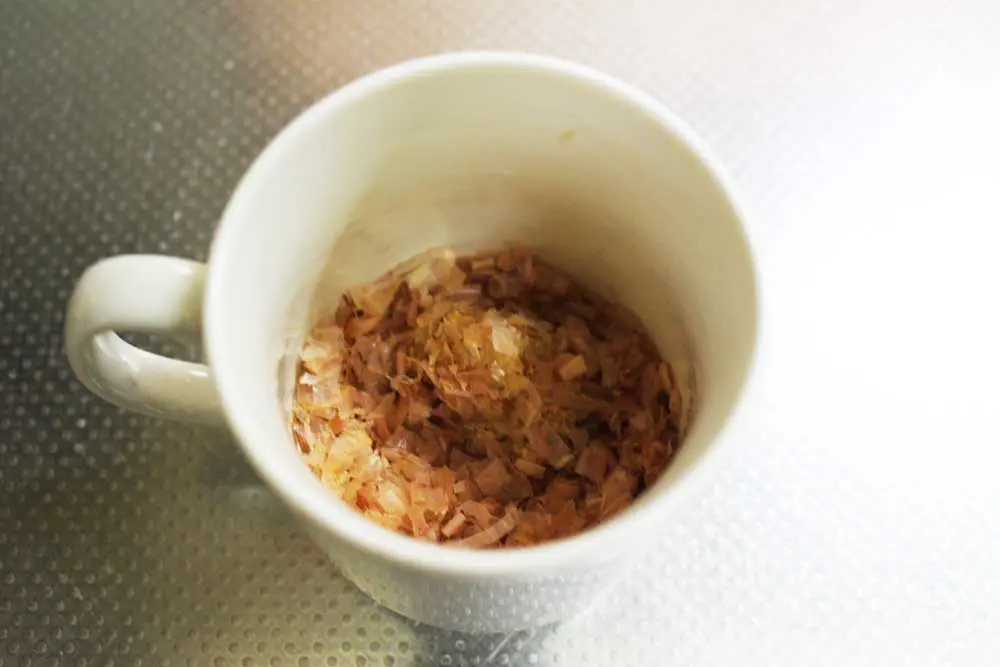 味噌と鰹節を入れた状態