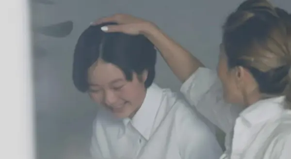 『LOVE THERMＯ #愛してるで暖めよう』より。思いを伝えながら泣き出す娘。