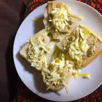 パンの上にペーストとチーズを乗せるだけ