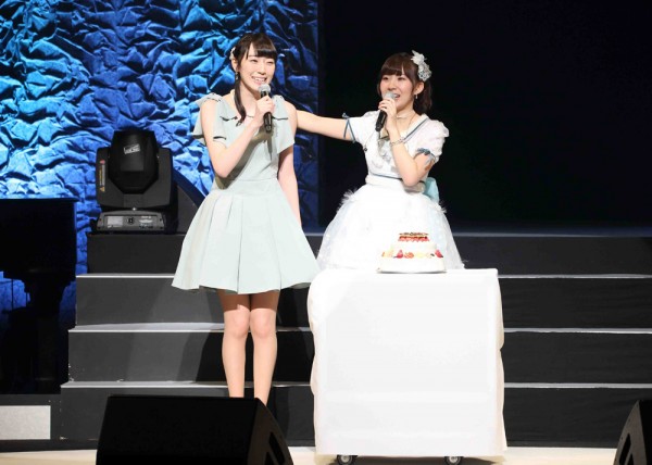 サプライズゲストとして元AKB48の松井咲子がバースデーケーキと共に登場