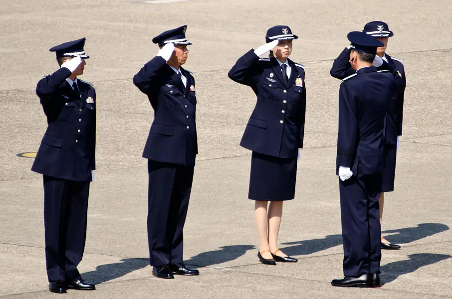 挙手の敬礼と答礼（航空自衛隊）