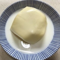 1：焼きおにぎりにチーズを乗せ、1／3ひたるていど牛乳をそそぐ。