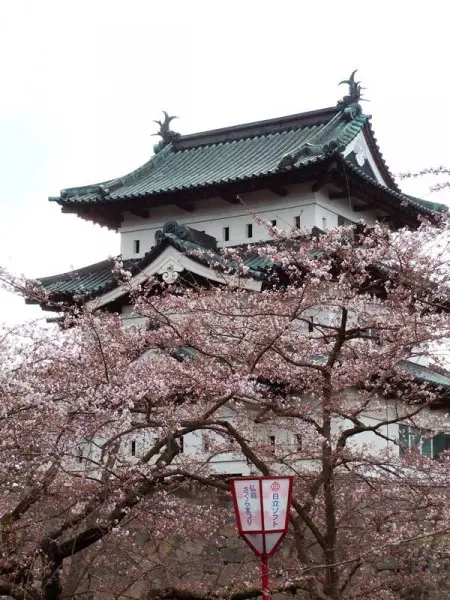 弘前城天守（現在は曳家でこの場所にはありません）