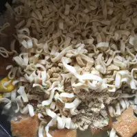 カップ麺から取り出し刻んだおあげ、砕いた麺、かやくを全て入れて混ぜずに通常モードで炊飯