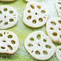 レンコンの水気をよくふき取ってまな板などに並べ、茶漉しなどで薄力粉を薄く振り掛けます。