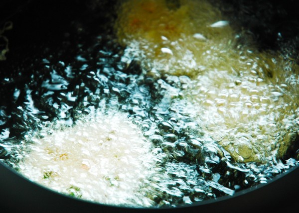天ぷら粉を水に溶き5をくぐらせて中温の油でカラリと揚げたら出来上がりです。