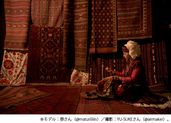 貴重なアンティークの絨毯やキリムに囲まれて撮影