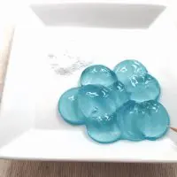シュワシュワ粉をつけて食べるラムネ水ゼリー