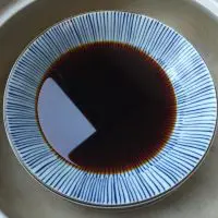 お皿に入れた醤油を乗せる（今回は網の代わりに蒸しすを使用）