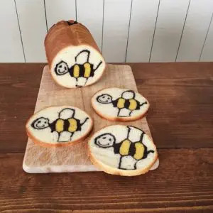 切っても切ってもハチが出てくるパンに