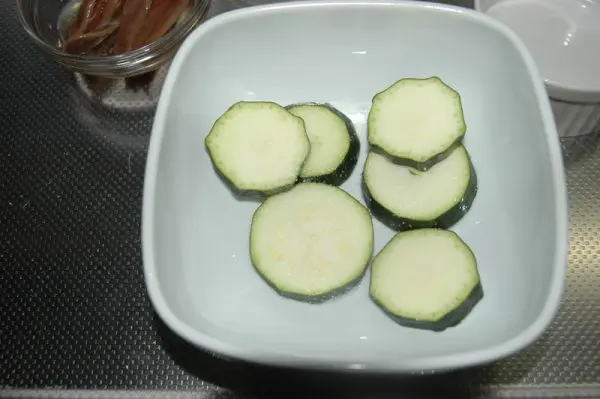 1：ズッキーニに塩を振り、レンジで加熱して火を通す。