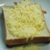3：いったんフライパンから下ろし、チーズの雨を降らせ(by巻ちゃん)トースターに入れてチーズがとろりとするまで加熱する。