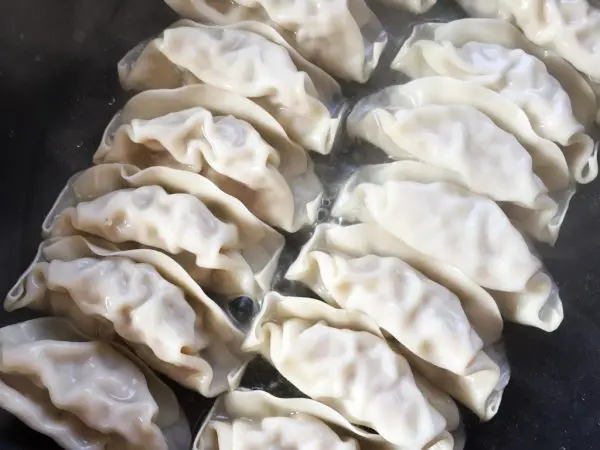 餃子を焼く