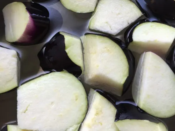 一緒に入れる野菜を刻む