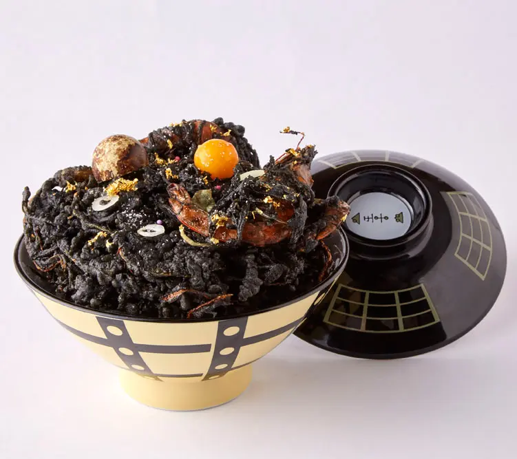 漆黒の丼メニュー「ブラックホールかきあげ丼」誕生　丼はUFOとも噂されるうつろ舟がモチーフ