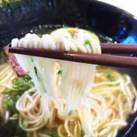 ネギと出汁醤油がたっぷり染みこんだ味卵、そして薄めのチャーシューが乗ったシンプルな一杯。