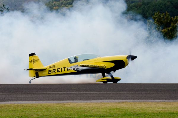 スモークを出しながらのグラウンドループ