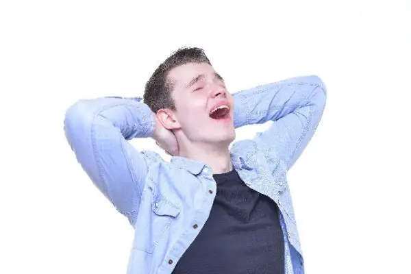 嘆く男性