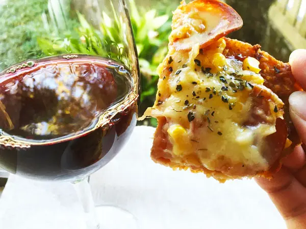 話題のKFC『CHIZZA』で昼ビール&赤ワインという贅沢かましてみた