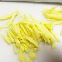 皮を剥いたショウガをせん切りに