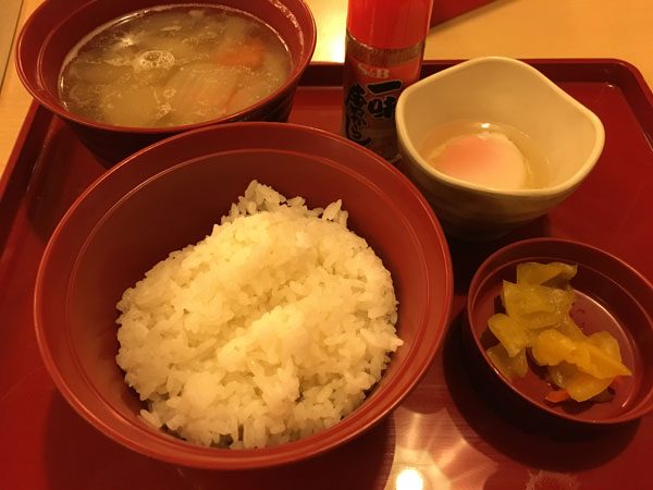 豚汁朝食（ご飯・選べる小鉢・漬物付） 390円（税別）