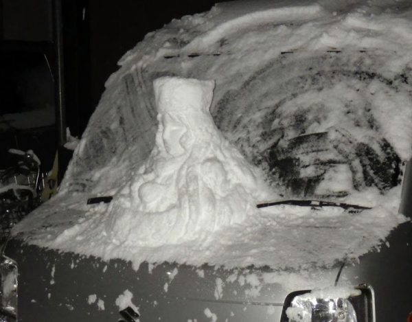 これが軽自動車999か……！車の上に作られたメーテル雪像が話題