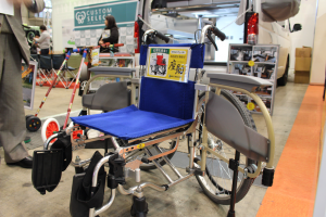 アーム部分が両開きになる車椅子。介護者を楽に抱き起こせることで、双方負担無く乗降させることができる。