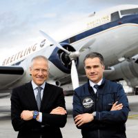 ブライトリングのジラルダン副社長（左）とDC-3のアグーロ機長（右）／Photo: Breitling SA