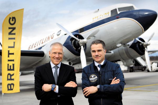 ブライトリングのジラルダン副社長（左）とDC-3のアグーロ機長（右）／Photo: Breitling SA