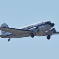 離陸し上昇するDC-3