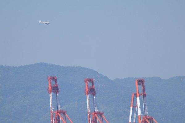 神戸市上空を飛ぶDC-3