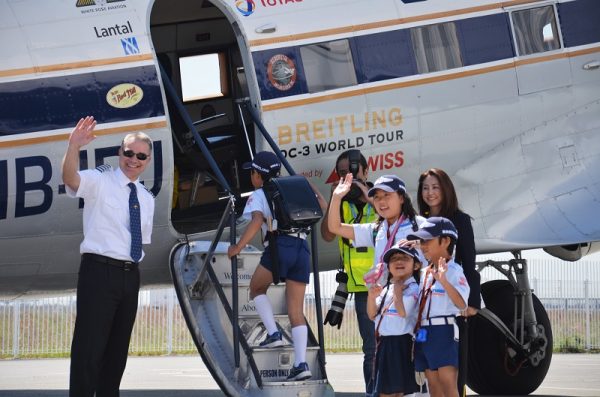 フランシスコ・アグーロ機長が出迎える中、乗り込む子供たち