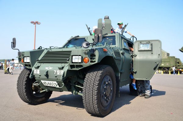 航空自衛隊の軽装甲機動車（2015年の様子）