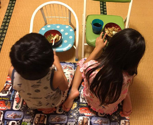 子供の「ご飯いらない！」はおうちピクニックで解決！あるママのナイスアイデアが話題