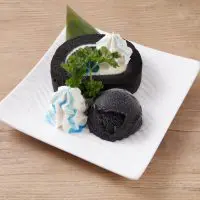 カラ松のブラックアイスとブラックなロールケーキ