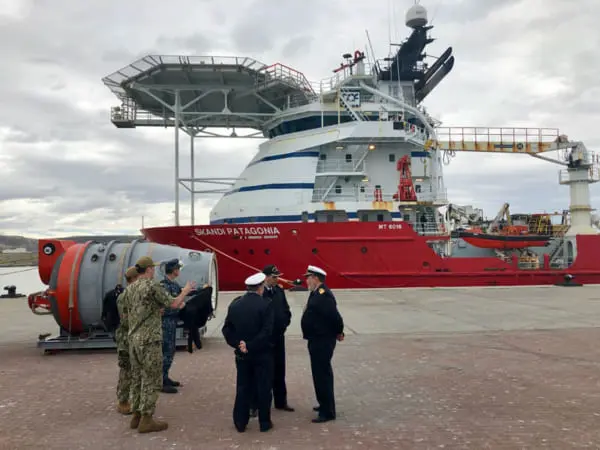 ノルウェーの工作支援船と米海軍のレスキューチャンバー（画像：U.S.NAVY）