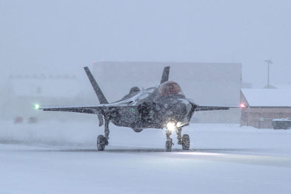 背部にドラッグシュートを装着したF-35（PHOTO：Lockheed Martin）