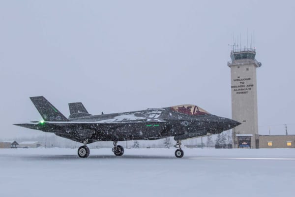 アラスカでノルウェー向けF-35のドラッグシュート試験実施中
