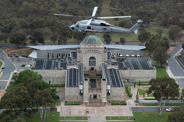 オーストラリア戦争記念館上空を飛ぶS-70B-2（画像：(c) Commonwealth of Australia）