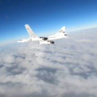 進路を変えるロシアのTu-160（(c) MoD Crown copyright 2018）