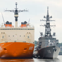 護衛艦と並ぶと幅広さが目立つ